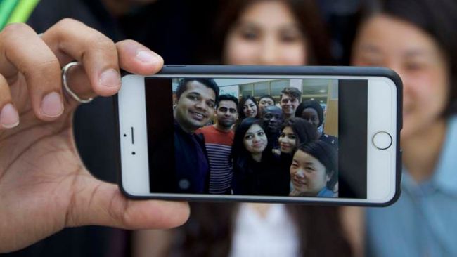 International Students Taking Selfie during the International Welcome Programme